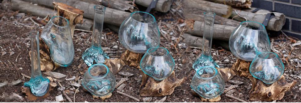 Vases en verre fondu sur racine