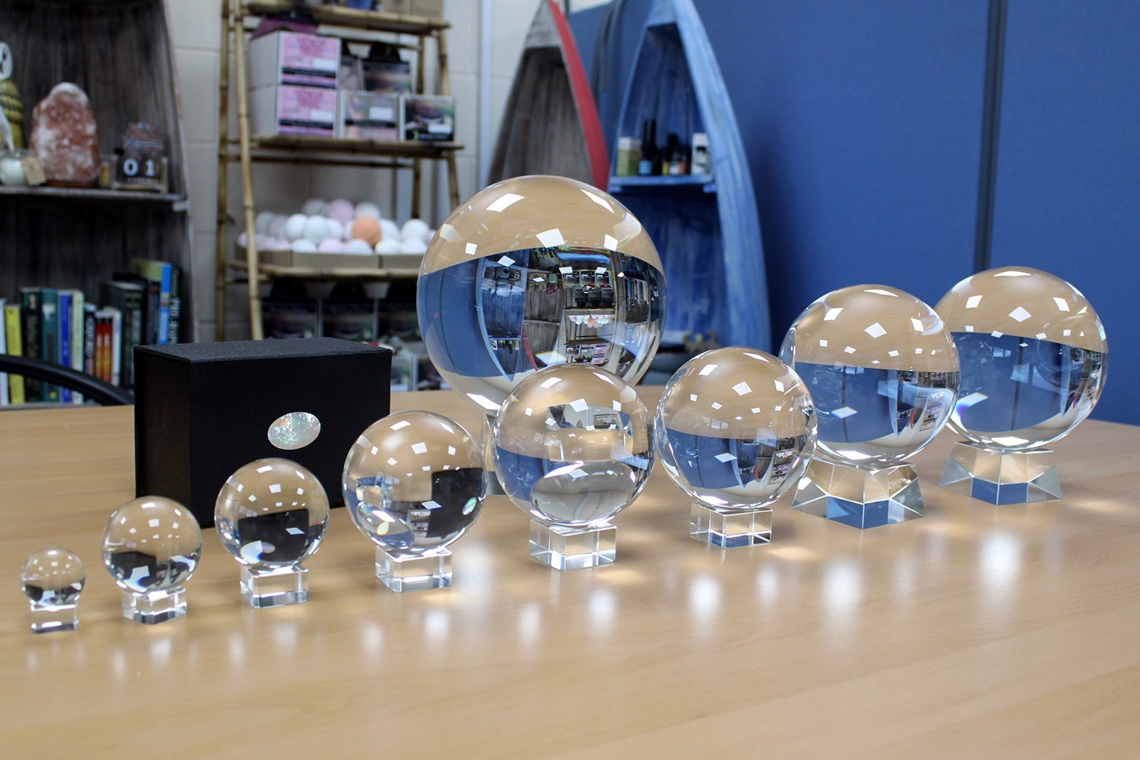 Boule de Cristal et Boules de Cristal sur Socle - AWGifts France - Votre  grossiste de Cadeaux dans toute l'Europe